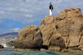Τουρίστας σε βράχο μπροστά από τη θάλασσα, Καβούρι, Αθήνα