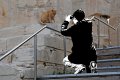 Φωτογραφίζοντας μια γάτα στα προπύλαια, Ακρόπολη, Αθήνα, Αττική