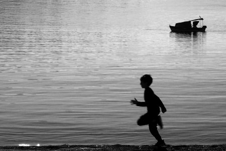 Παιδάκι τρέχει στη παραλία, Γλυφάδα, Αττική
